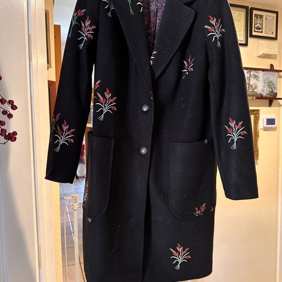 Beautiful Fall Inspired Black Coat. ๐๐๐๐ - Picture 2 of 10